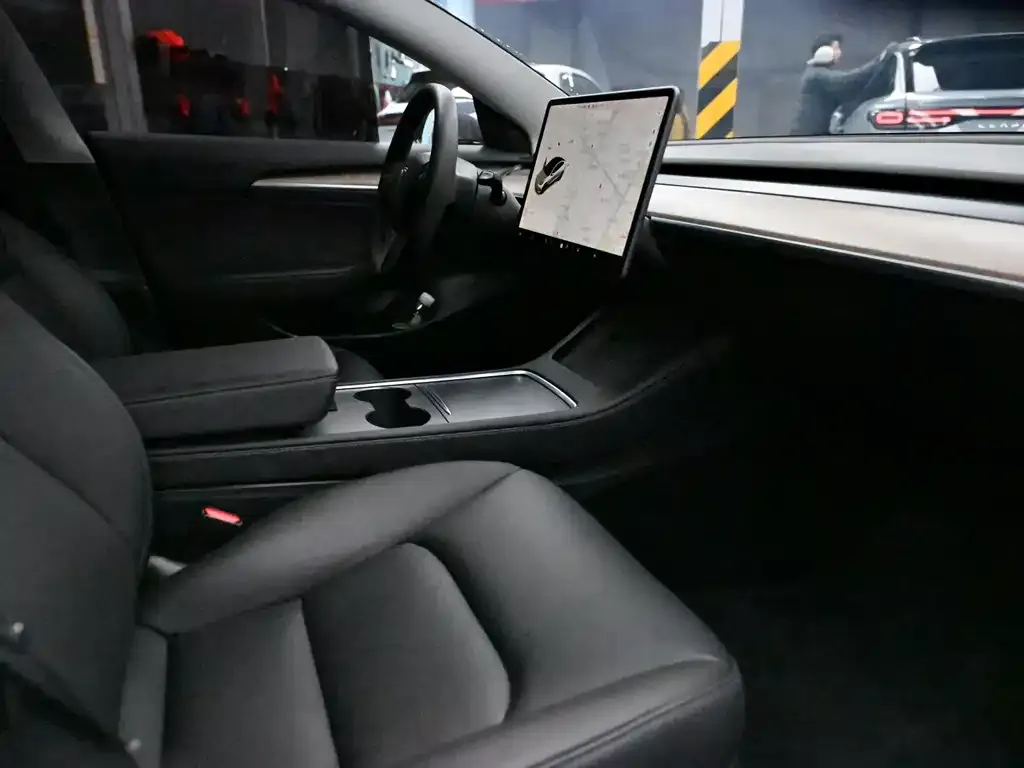 Tesla Model 3 — фото 4