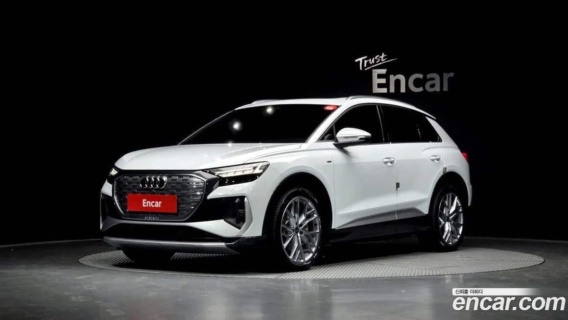Audi Q4 e-tron — фото 1