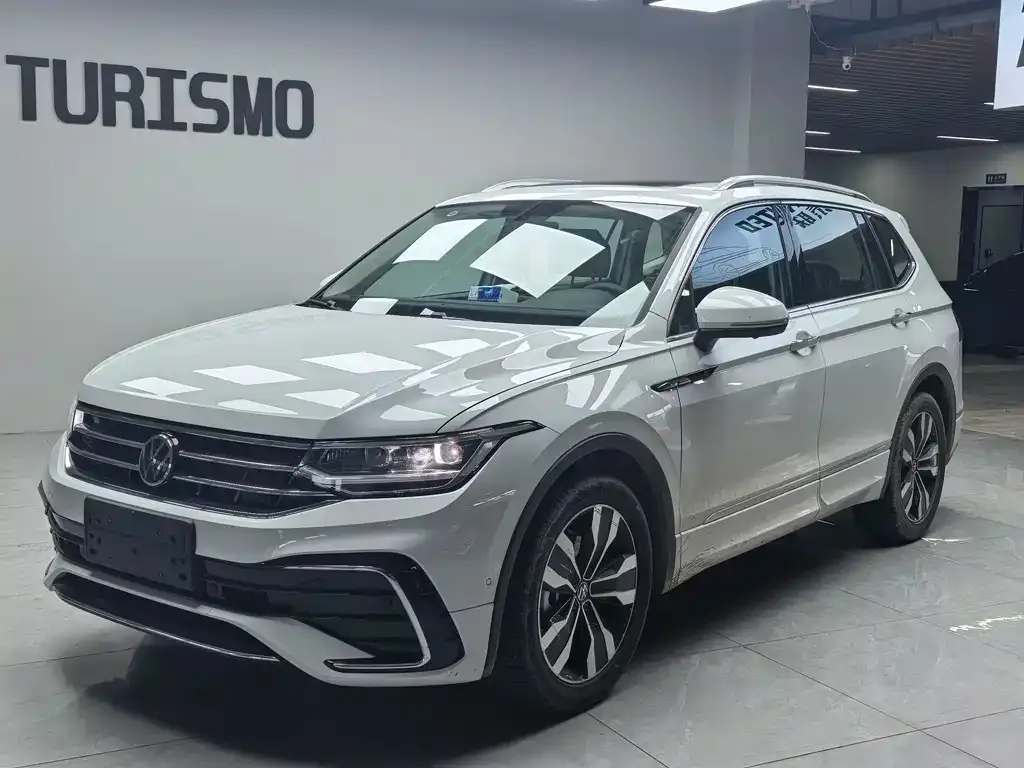 Volkswagen Tiguan L — фото 1