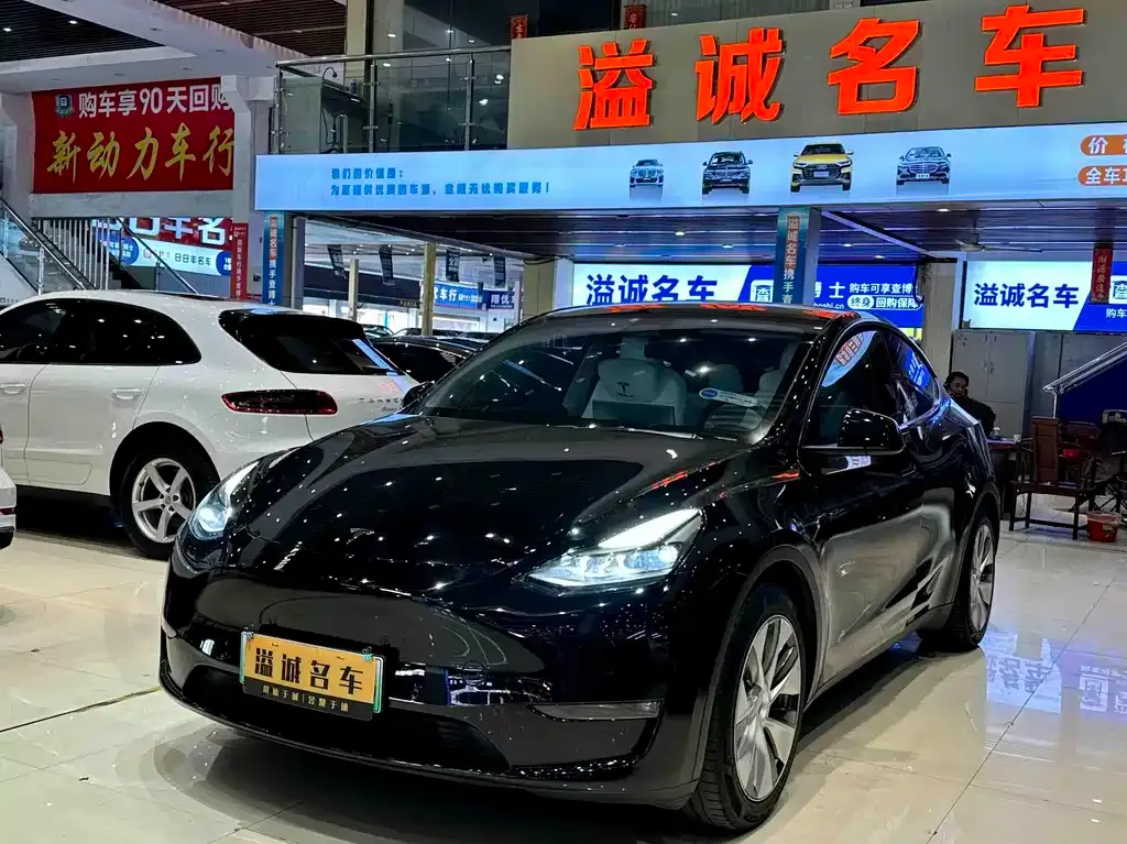 Tesla Model Y — фото 1