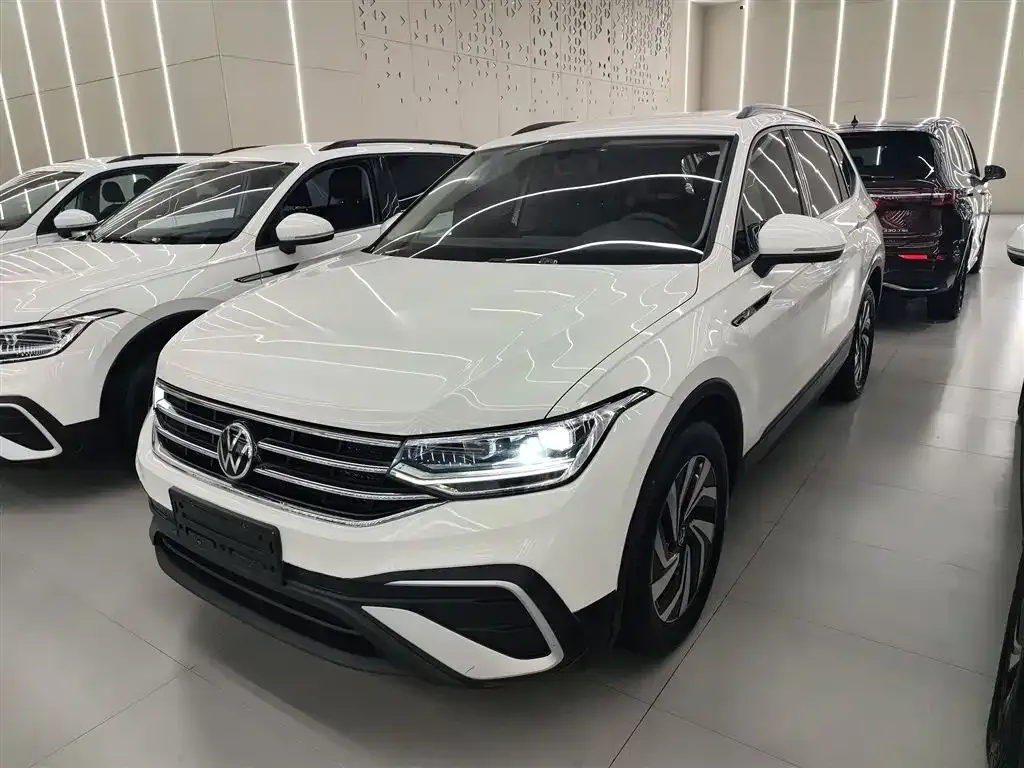 Volkswagen Tiguan L — фото 2