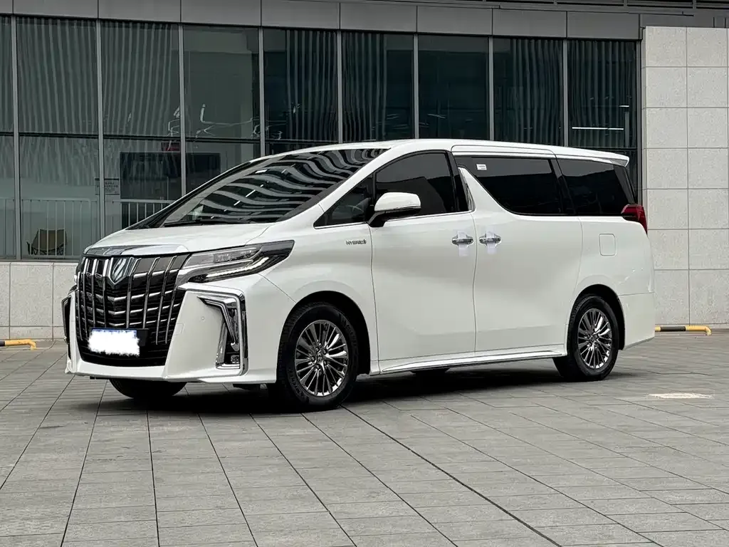 Toyota Alphard — фото 1
