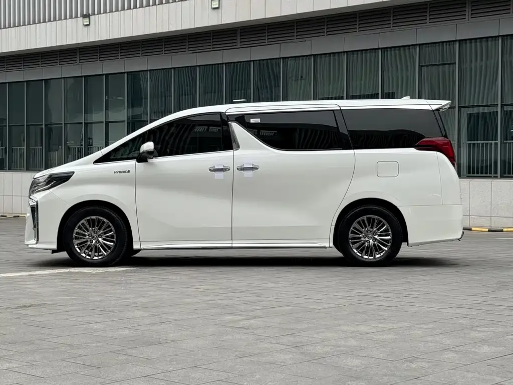 Toyota Alphard — фото 9