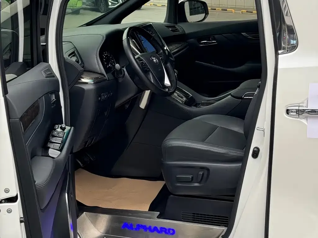 Toyota Alphard — фото 2