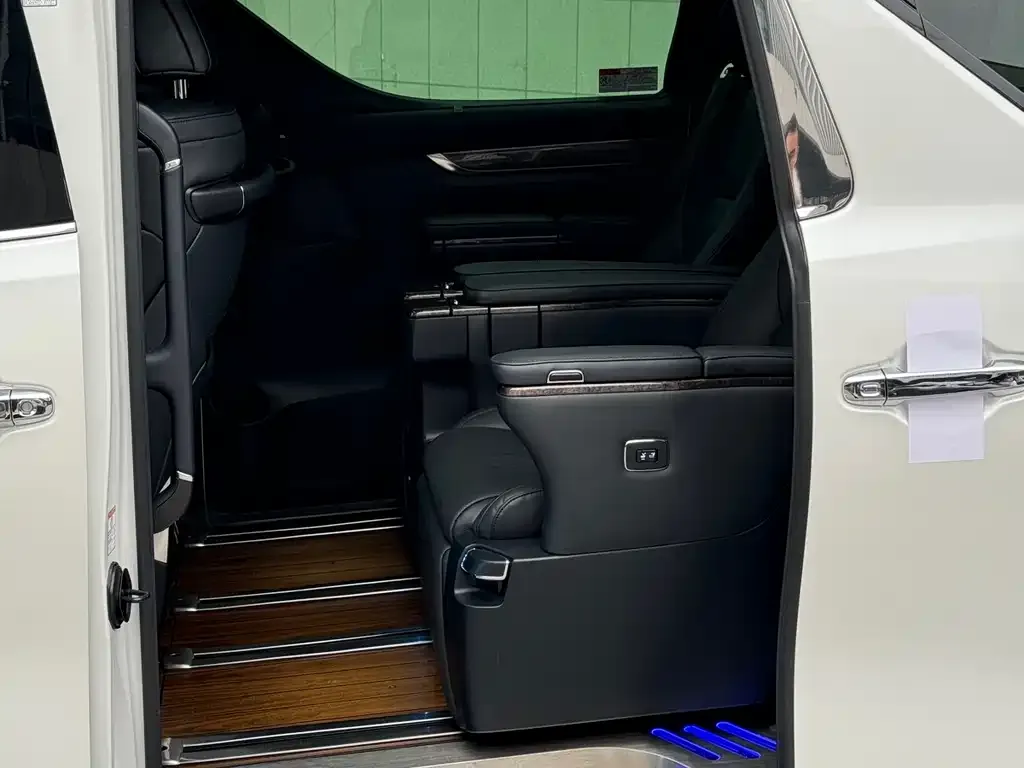 Toyota Alphard — фото 3