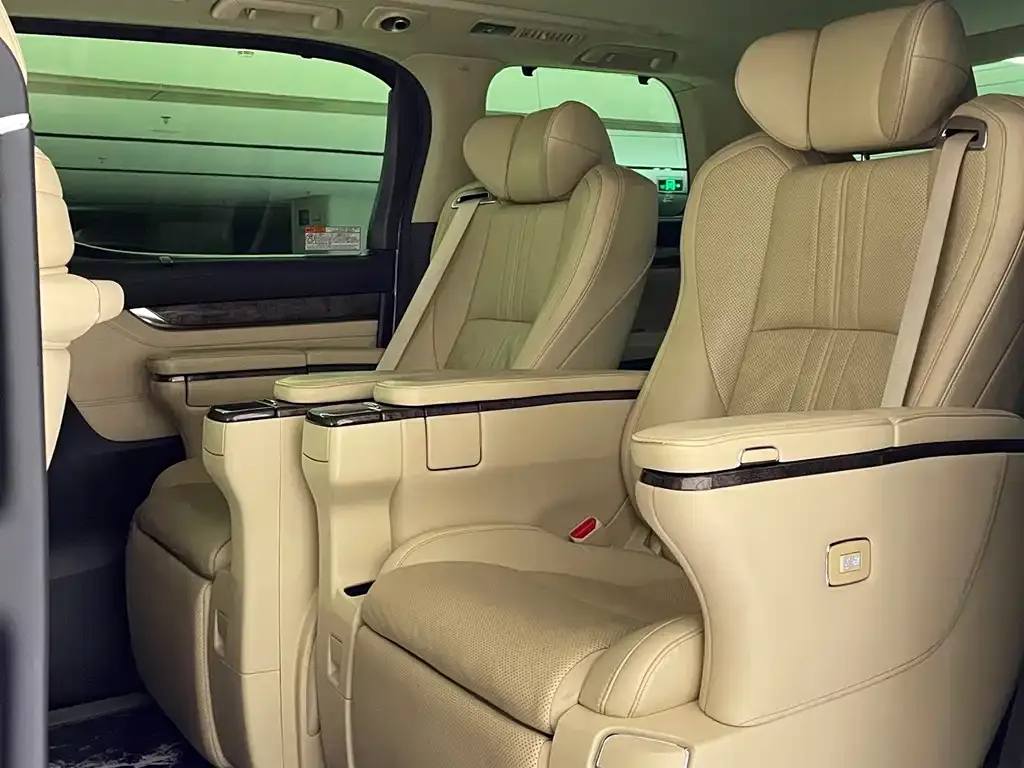 Toyota Alphard — фото 10