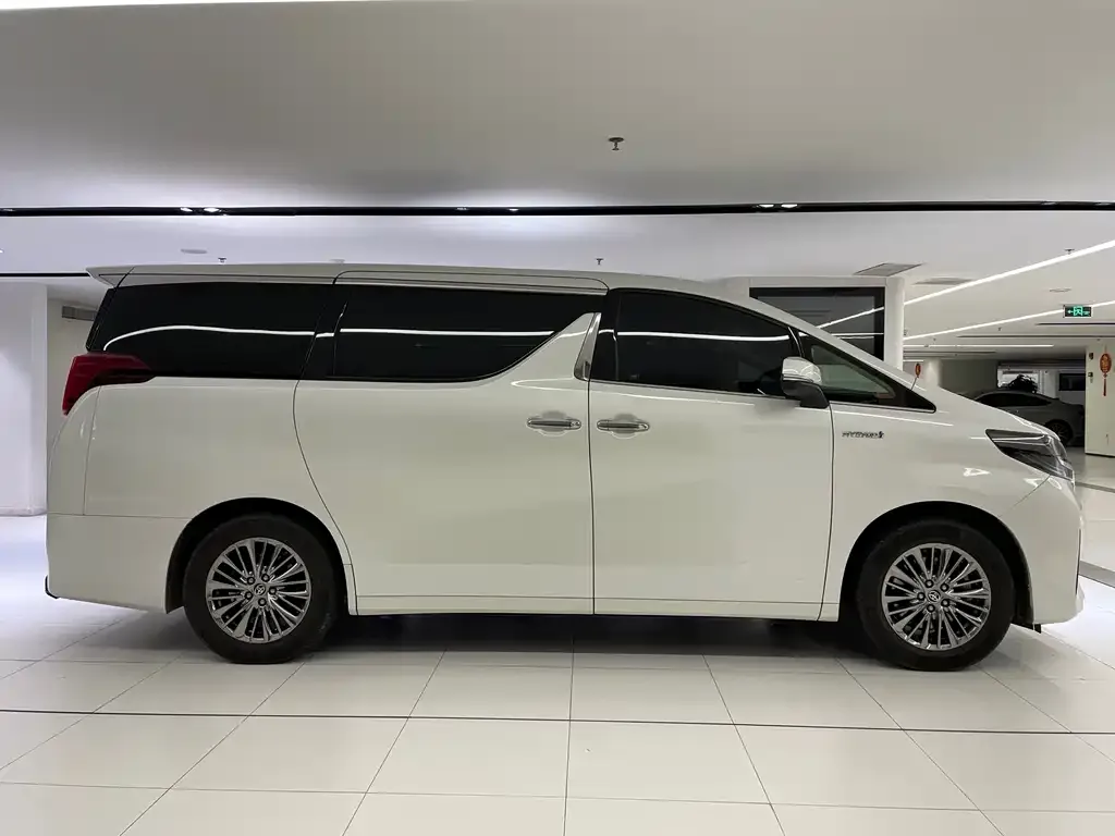Toyota Alphard — фото 3