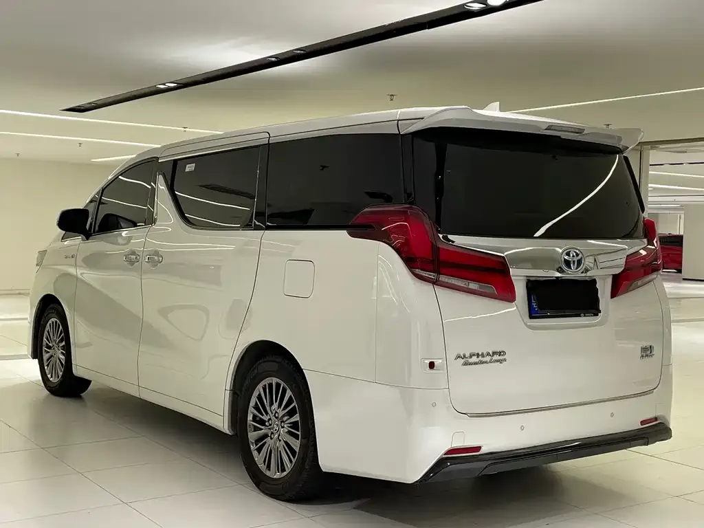 Toyota Alphard — фото 9