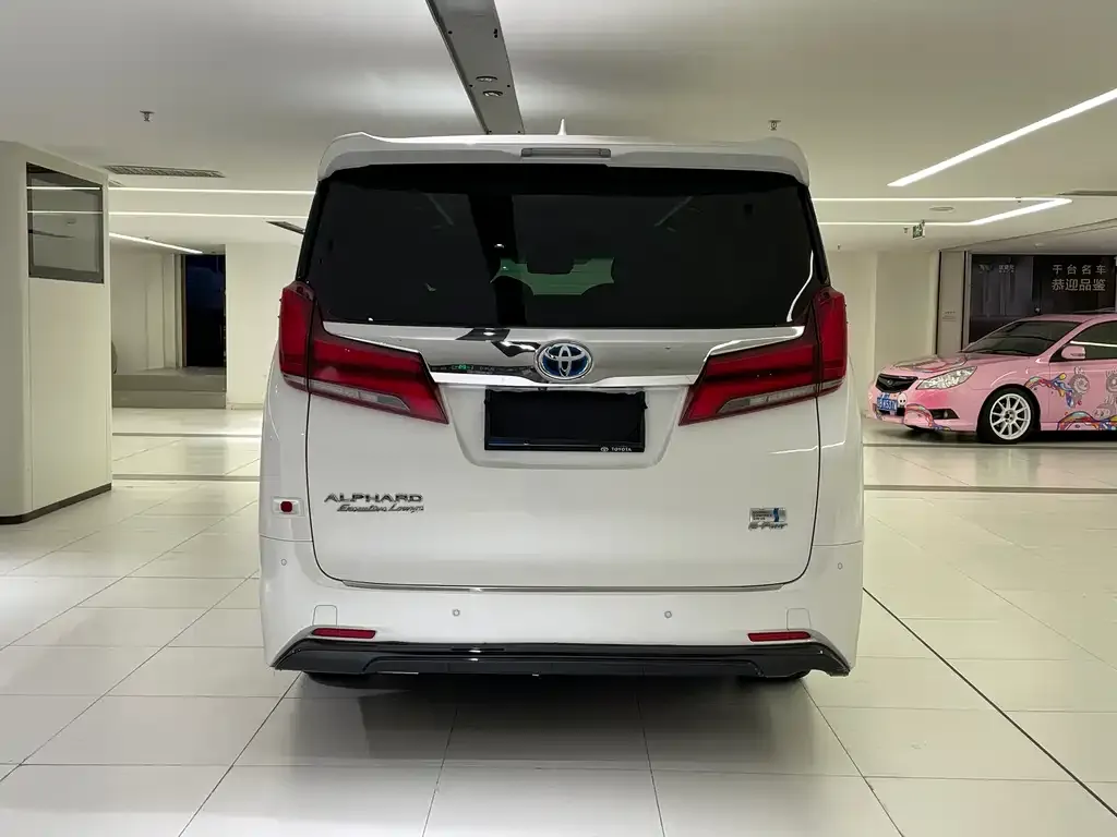 Toyota Alphard — фото 5
