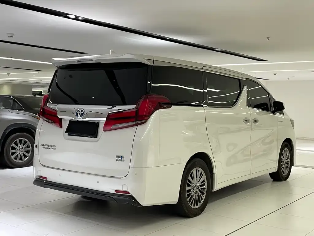 Toyota Alphard — фото 4