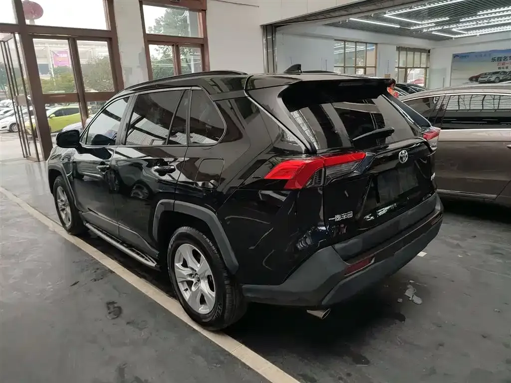 Toyota RAV4 — фото 8