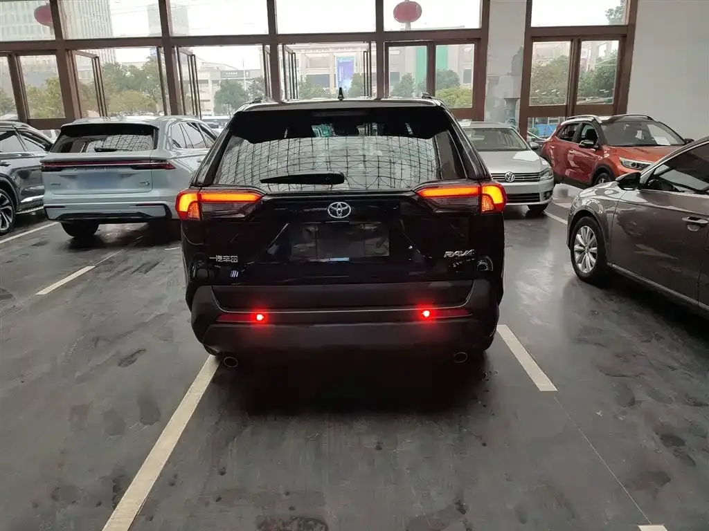 Toyota RAV4 — фото 4