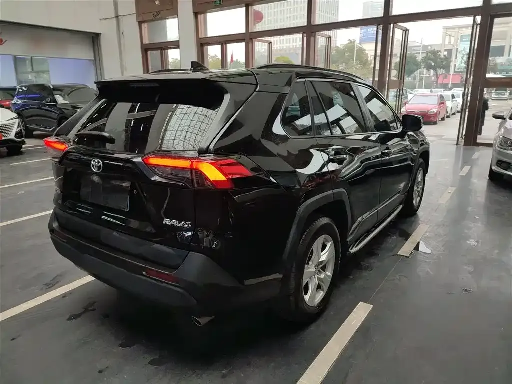 Toyota RAV4 — фото 7