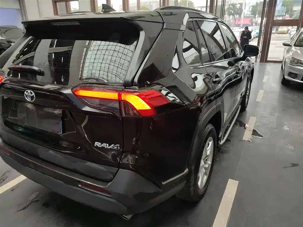 Toyota RAV4 — фото 9