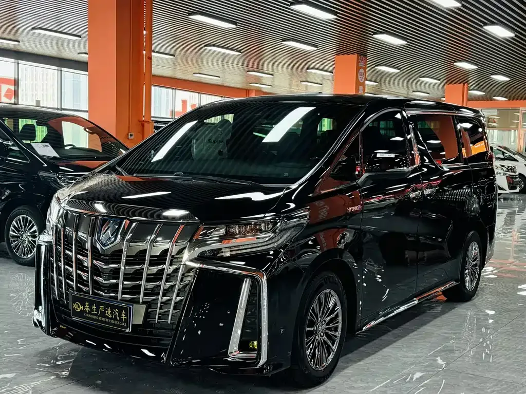 Toyota Alphard — фото 1