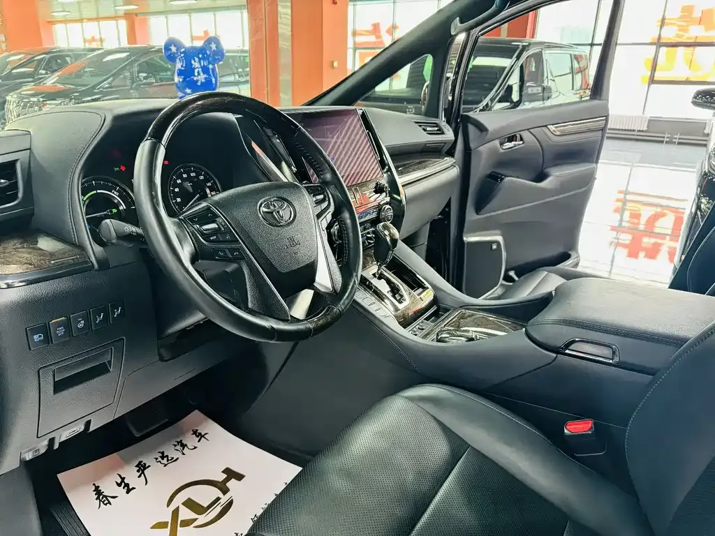 Toyota Alphard — фото 6