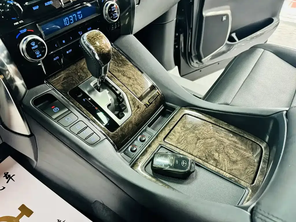 Toyota Alphard — фото 7