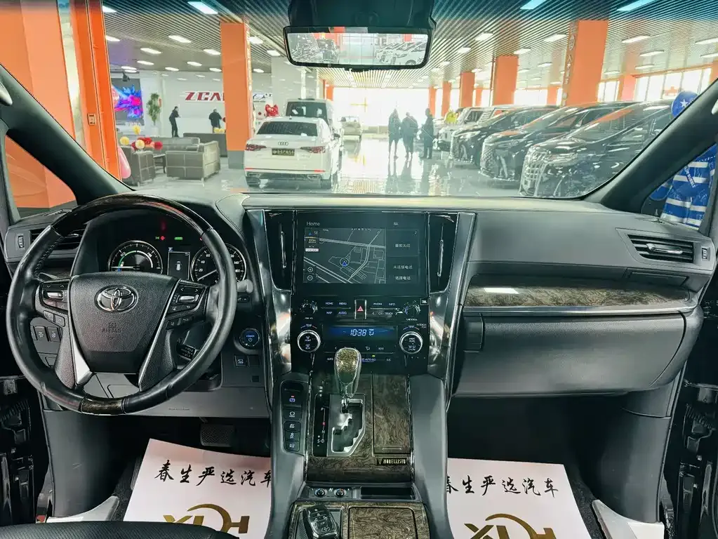 Toyota Alphard — фото 4