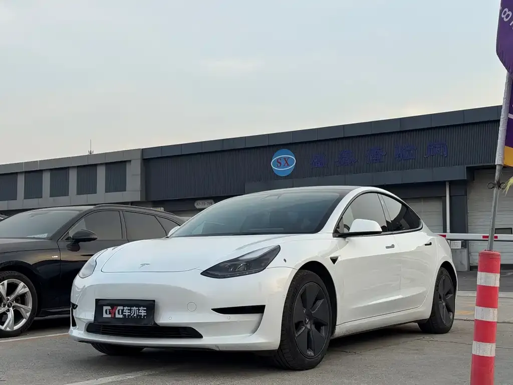 Tesla Model 3 — фото 1
