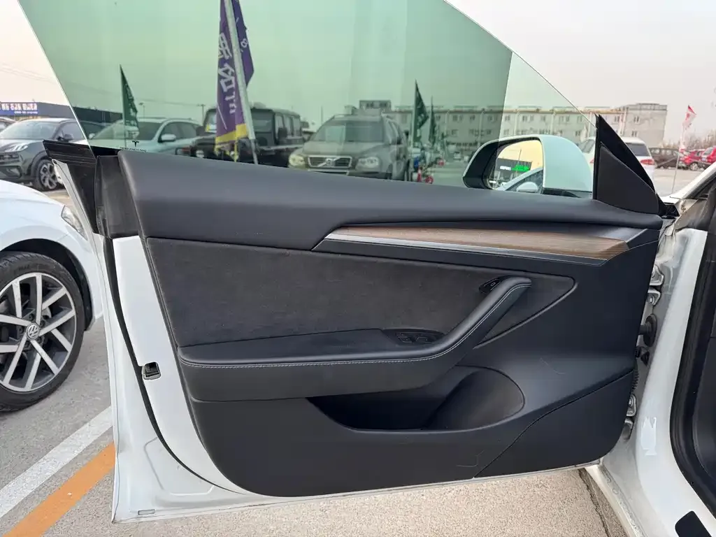 Tesla Model 3 — фото 3