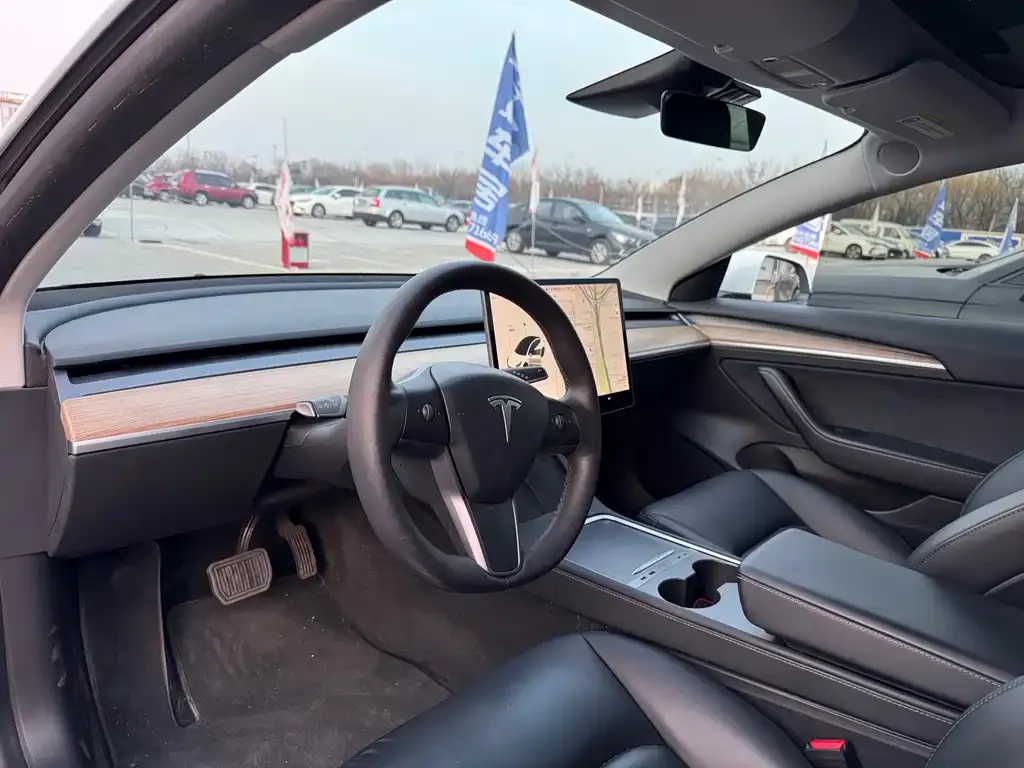 Tesla Model 3 — фото 7
