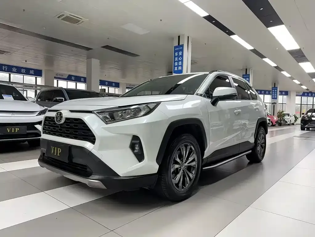 Toyota RAV4 — фото 1