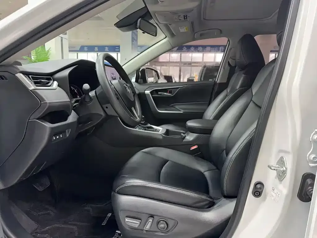 Toyota RAV4 — фото 8
