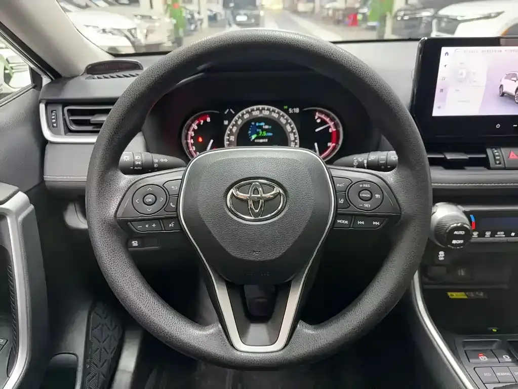 Toyota RAV4 — фото 7