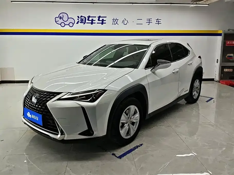Lexus UX — фото 1