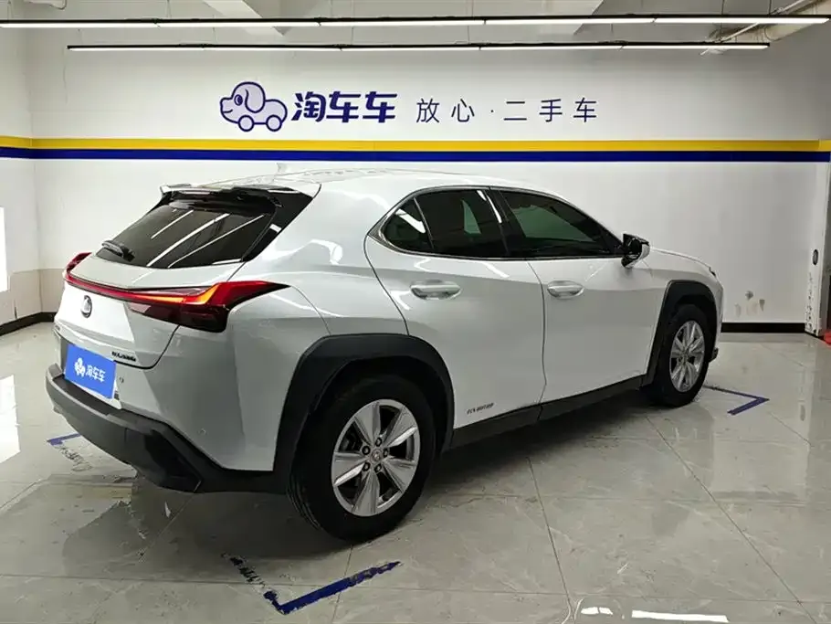 Lexus UX — фото 4
