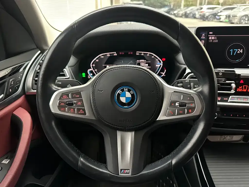 BMW iX3 — фото 10