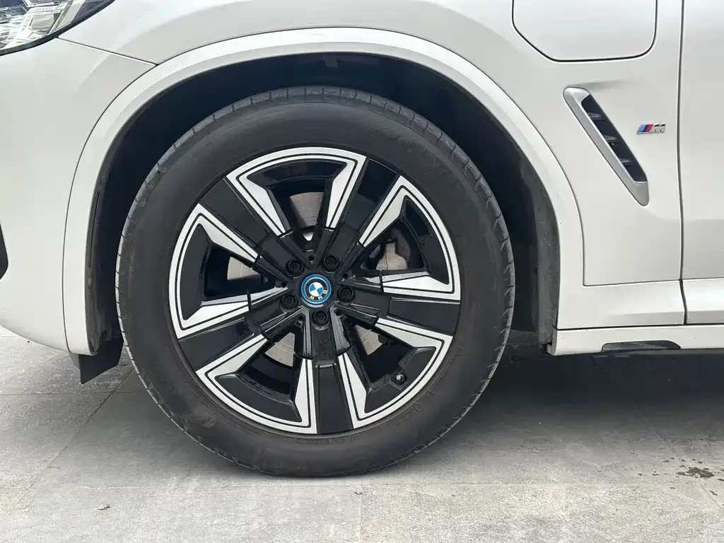 BMW iX3 — фото 4