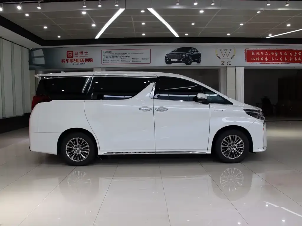 Toyota Alphard — фото 3