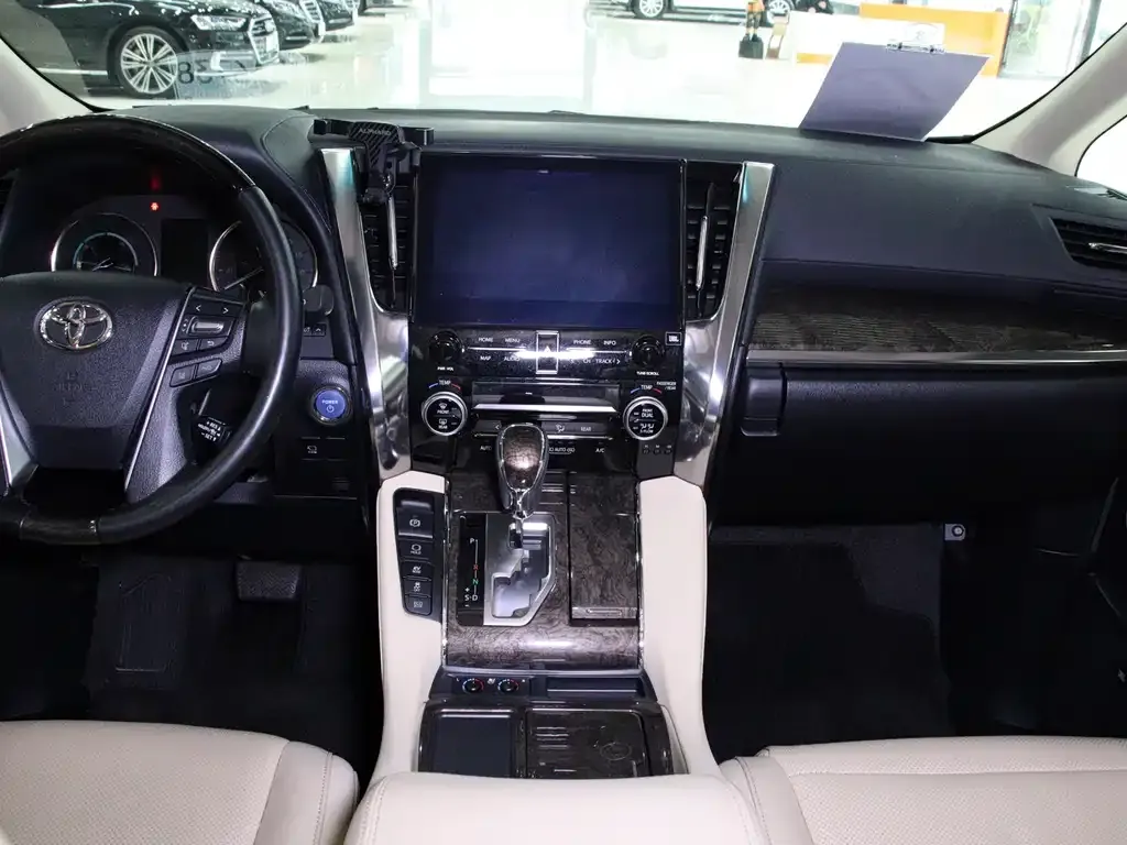 Toyota Alphard — фото 10