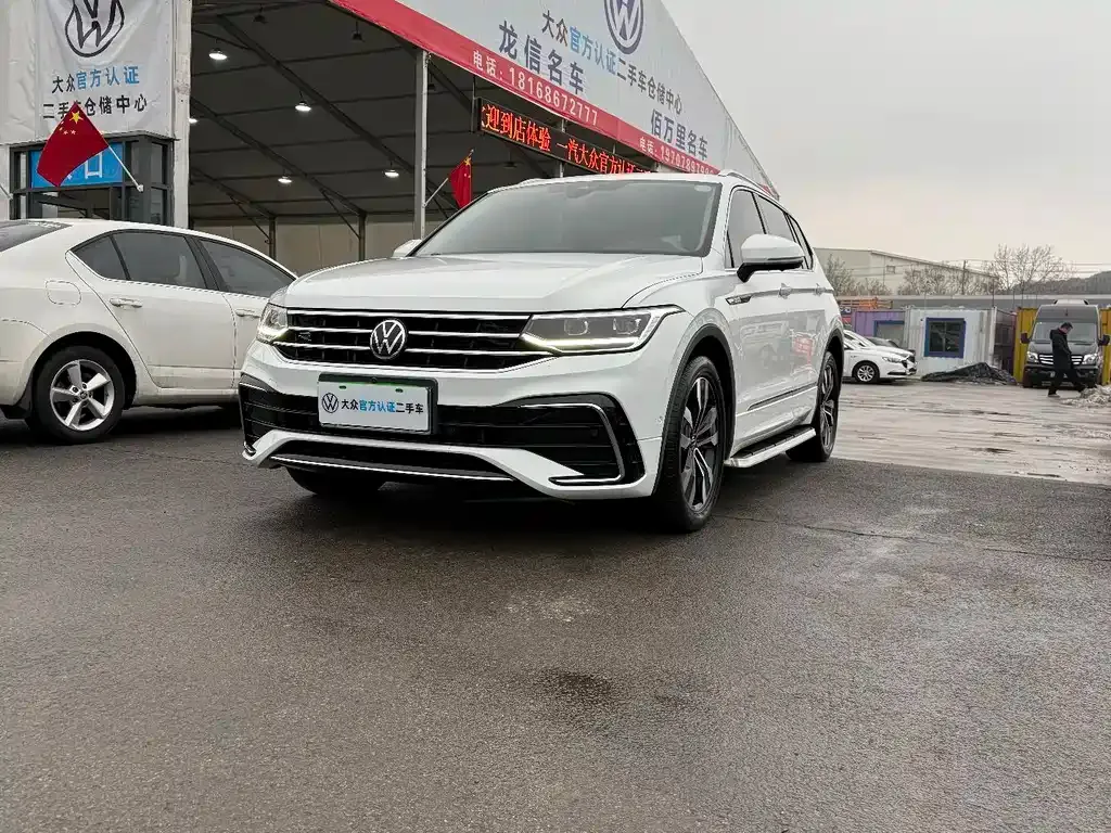 Volkswagen Tiguan L — фото 1