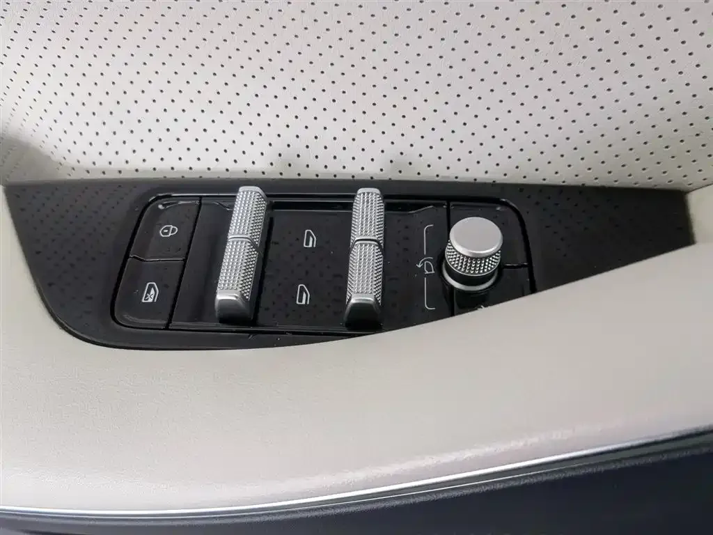 Geely Galaxy E8 — фото 10