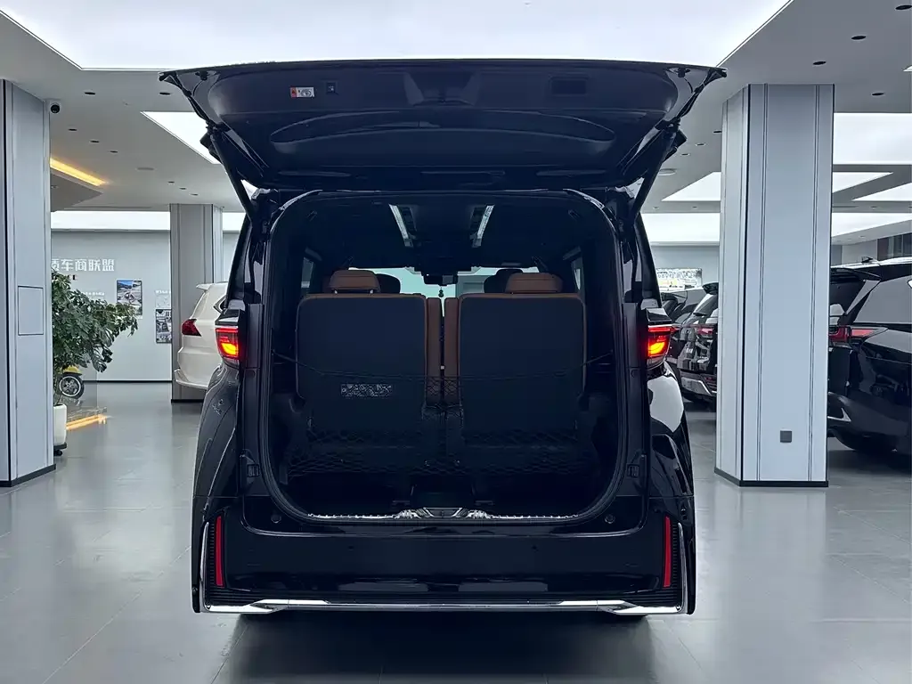 Toyota Vellfire — фото 10