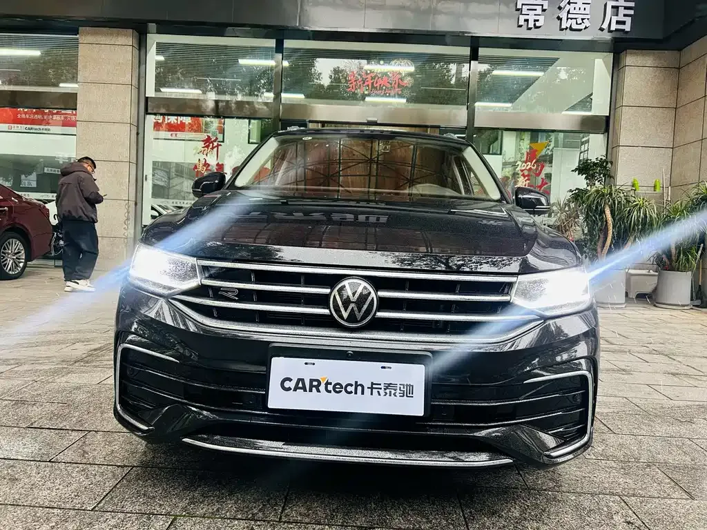 Volkswagen Tiguan L — фото 8