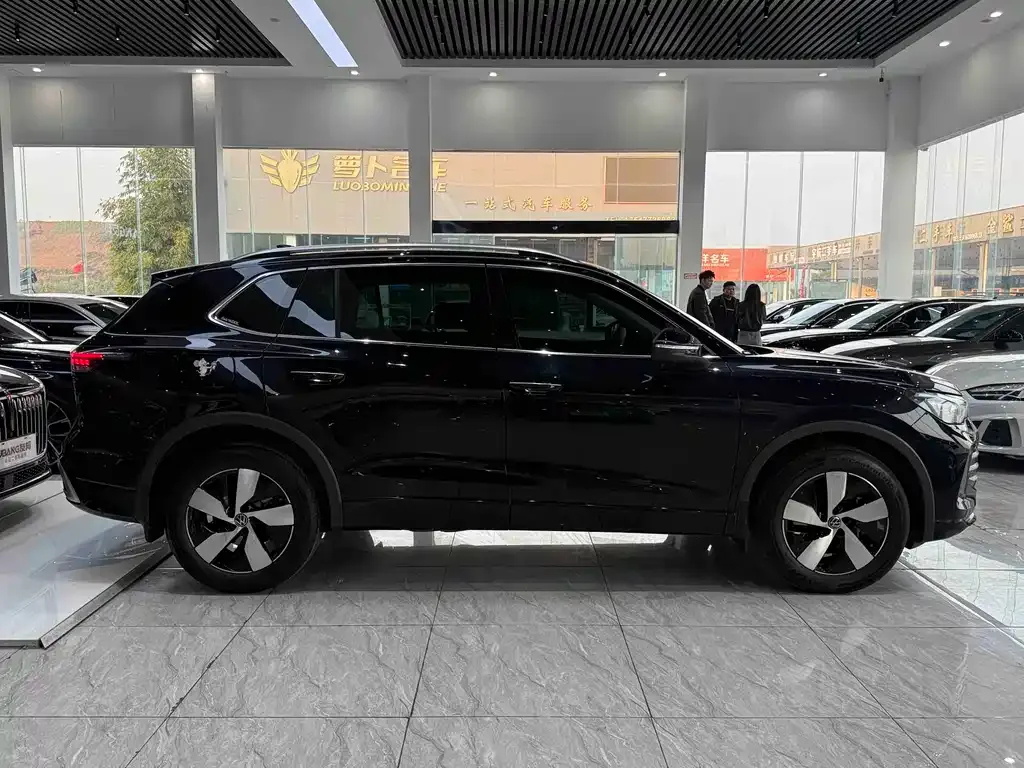 Volkswagen Tiguan L — фото 6
