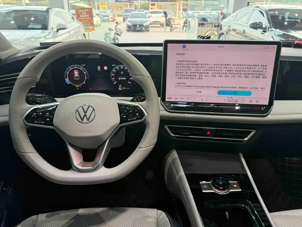 Volkswagen Tiguan L — фото 7