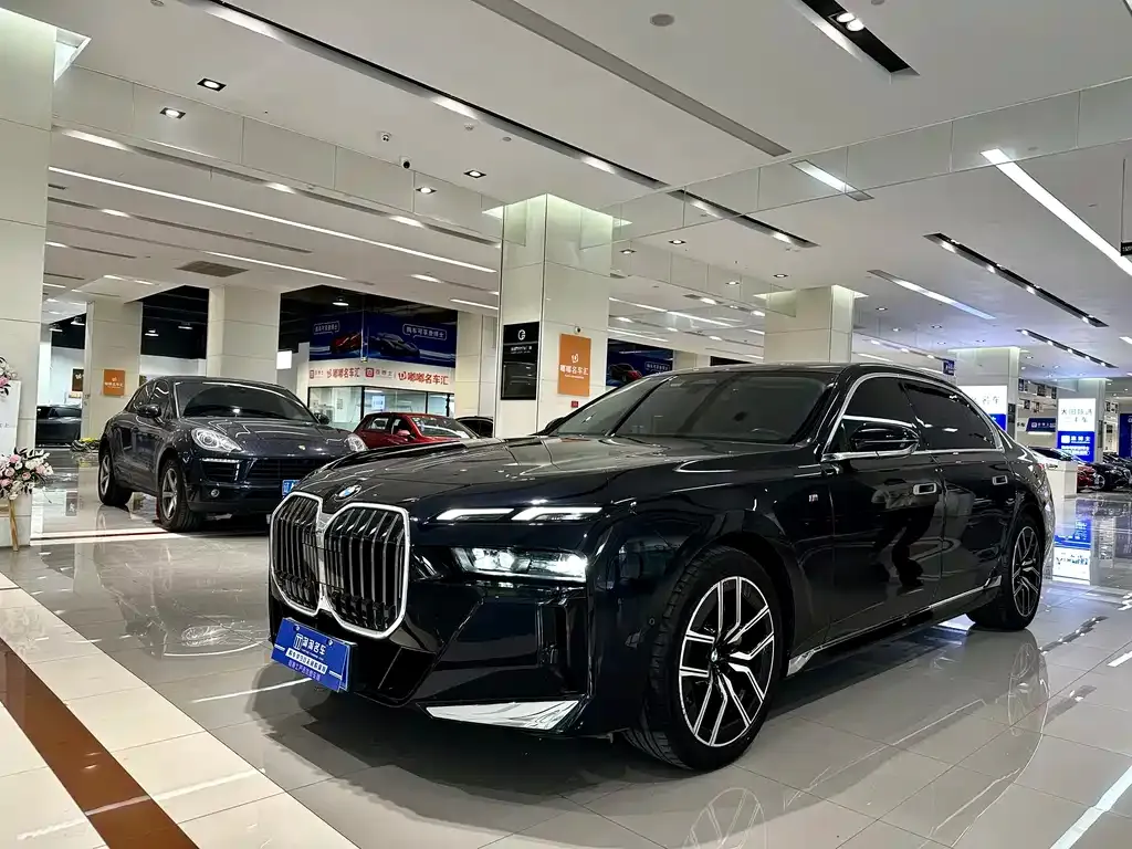 BMW 7 Series — фото 1