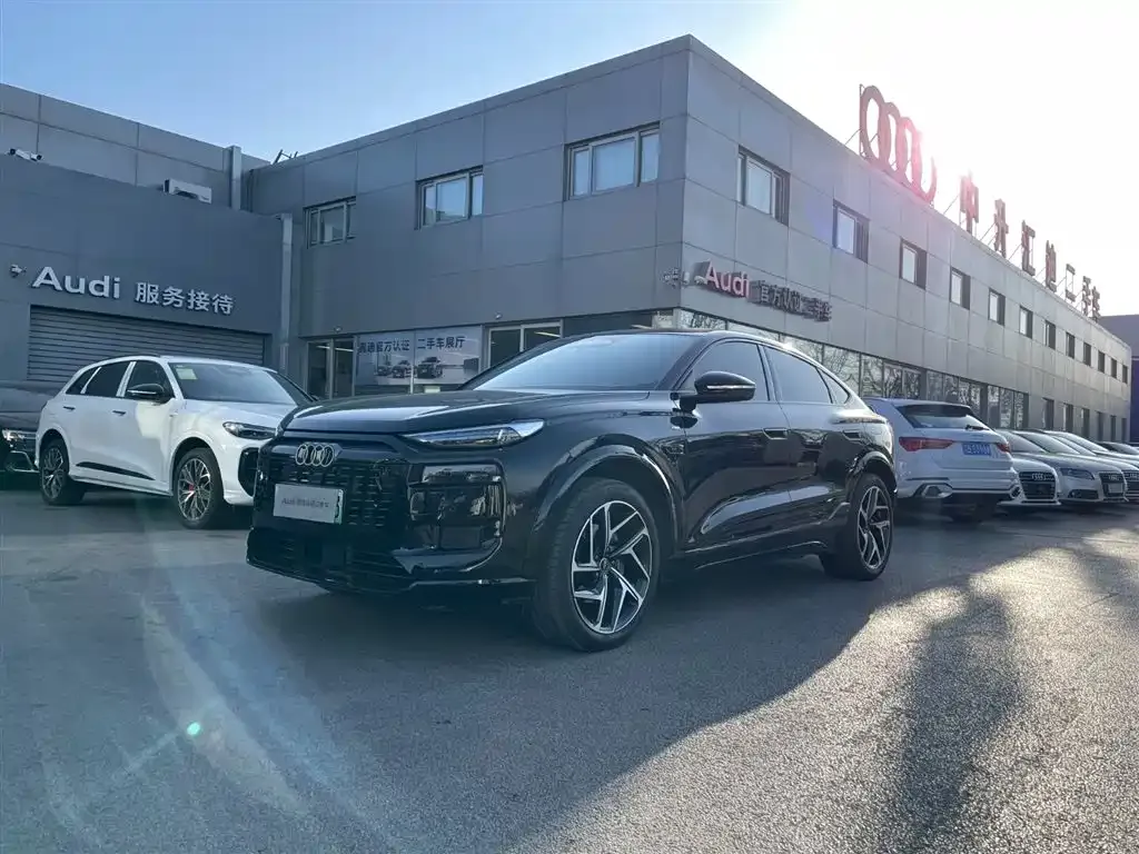 Audi Q6L Sportback e-tron — фото 1