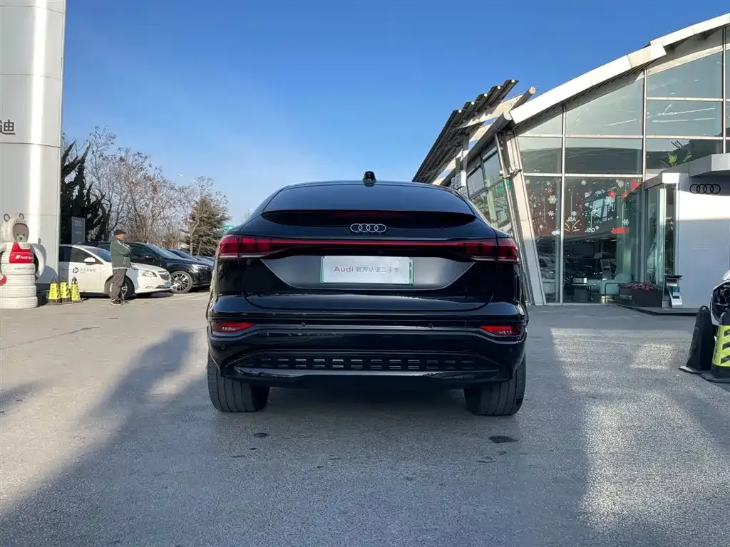 Audi Q6L Sportback e-tron — фото 9