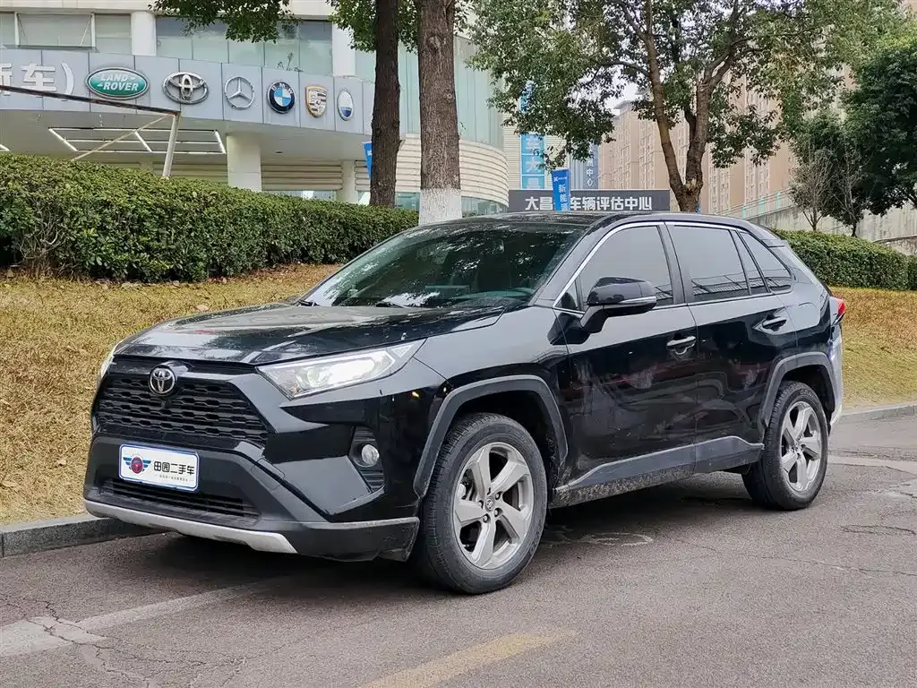 Toyota RAV4 — фото 1