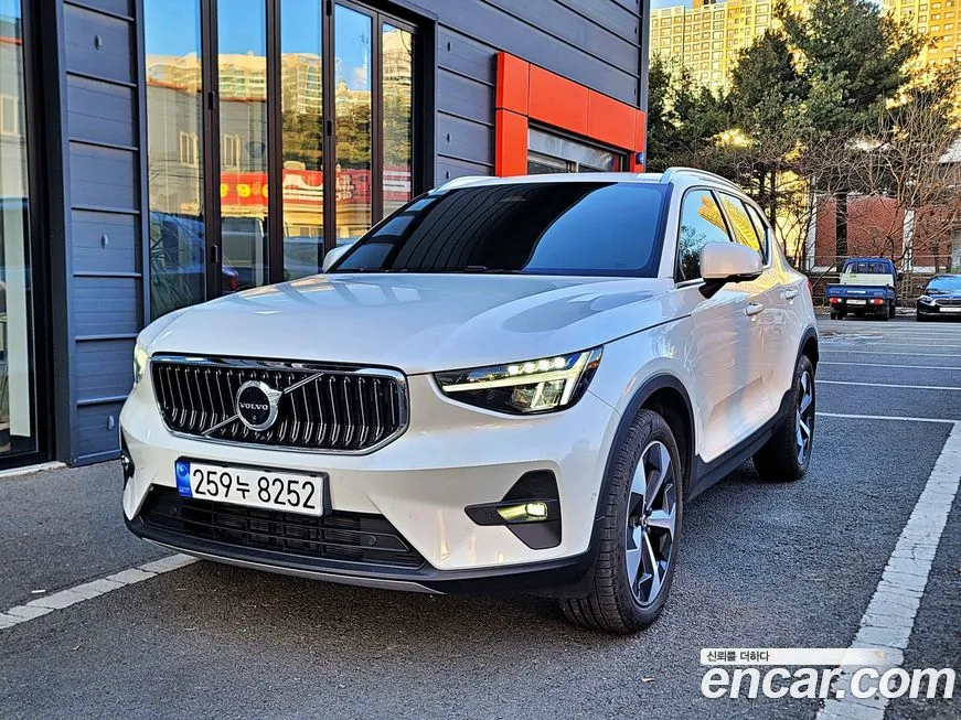 Volvo XC40 — фото 10