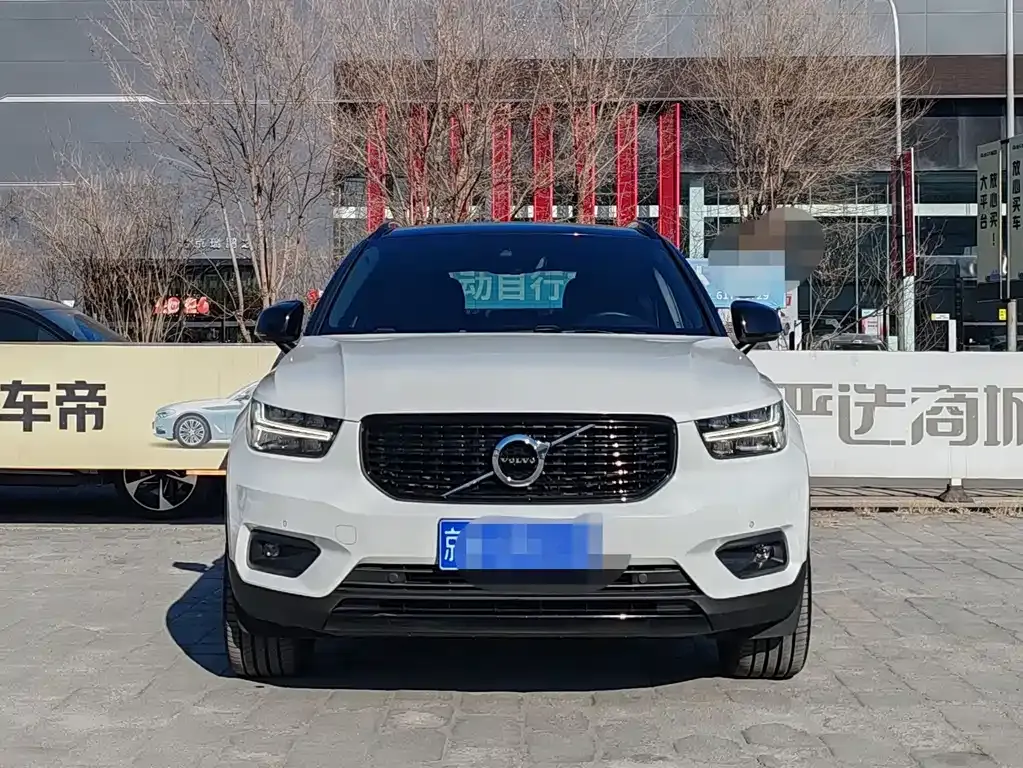 Volvo XC40 — фото 7