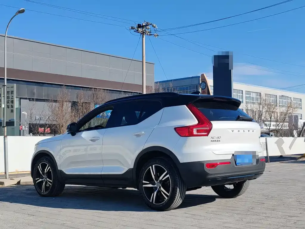 Volvo XC40 — фото 8