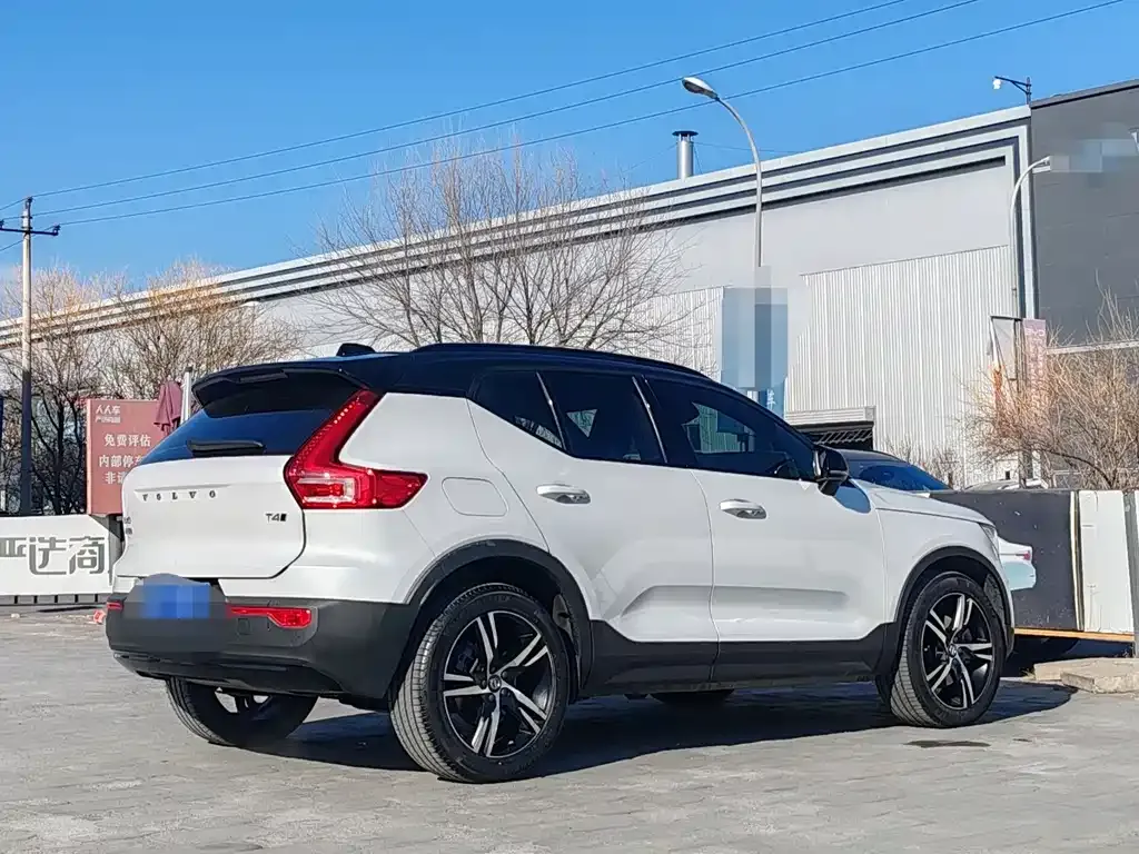 Volvo XC40 — фото 5