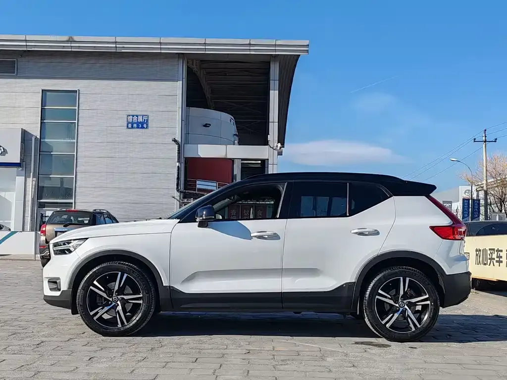 Volvo XC40 — фото 3