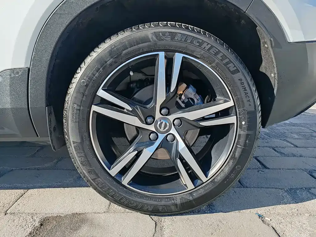 Volvo XC40 — фото 10